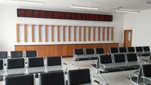 Sala de espera de una oficina pública con sillas vacías